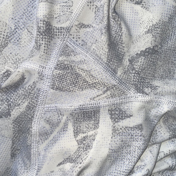 LULULEMON WHITE TRAIN TIMES CROP LEGGINGS SIZE 4 - Picture 11 of 12